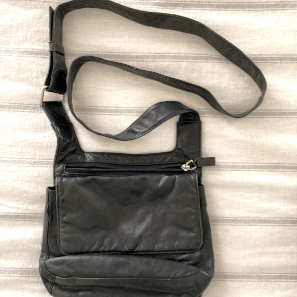 GUC. Black cross body small leather purse